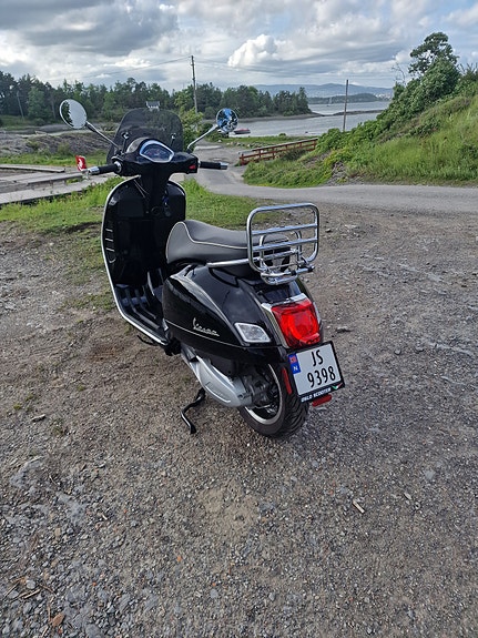 Vespa GTS 300 SuperSport 2 of 5