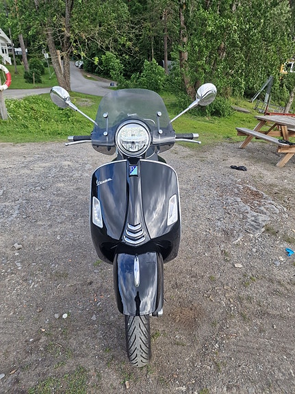 Vespa GTS 300 SuperSport 3 of 5
