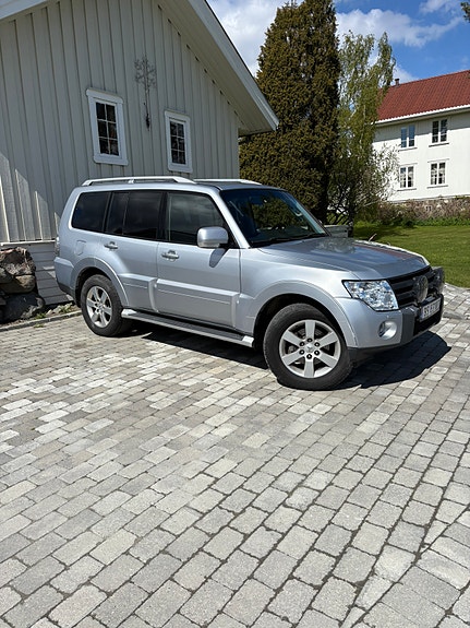 Mitsubishi Pajero 2 of 11