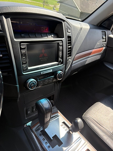 Mitsubishi Pajero 6 of 11