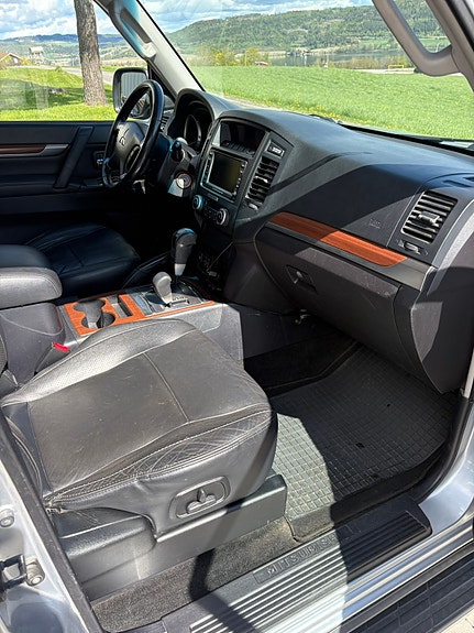 Mitsubishi Pajero 8 of 11