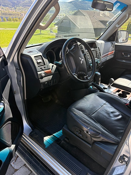 Mitsubishi Pajero 4 of 11
