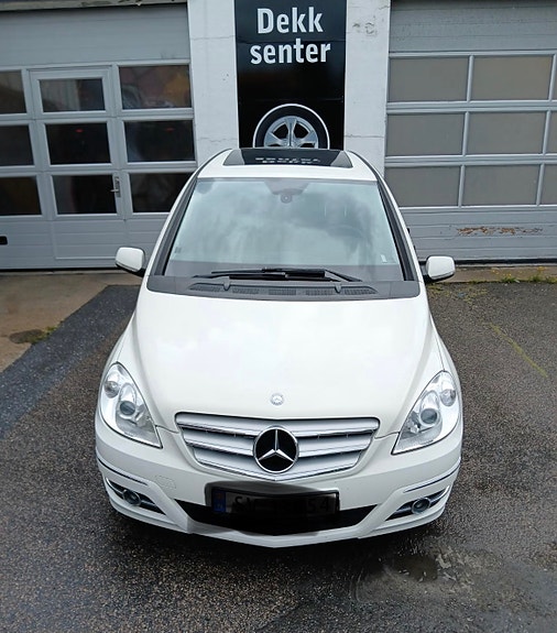 Mercedes-Benz B180 3 of 4