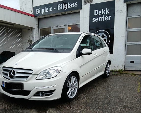 Mercedes-Benz B180 2 of 4