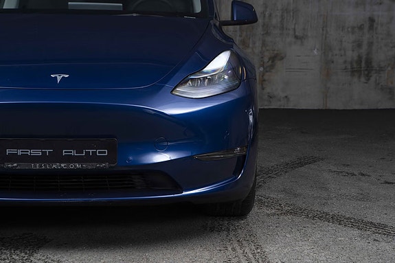 Tesla Model Y 4 of 5