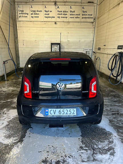 Volkswagen UP! 4 of 17