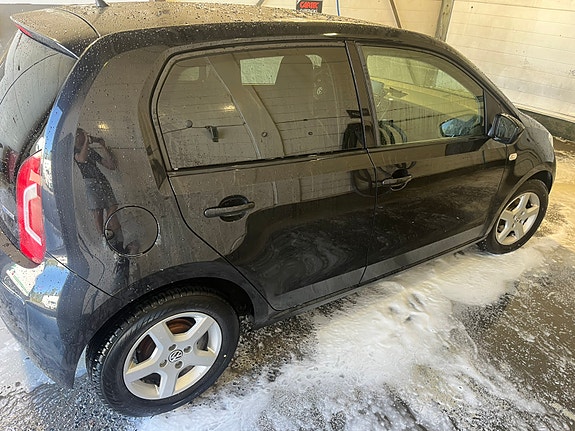 Volkswagen UP! 3 of 17