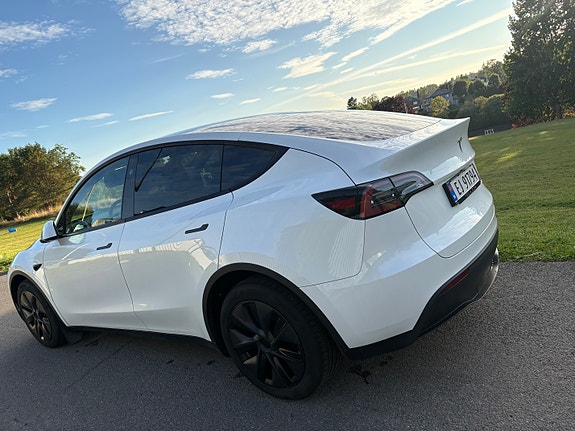 Tesla Model Y 5 of 10