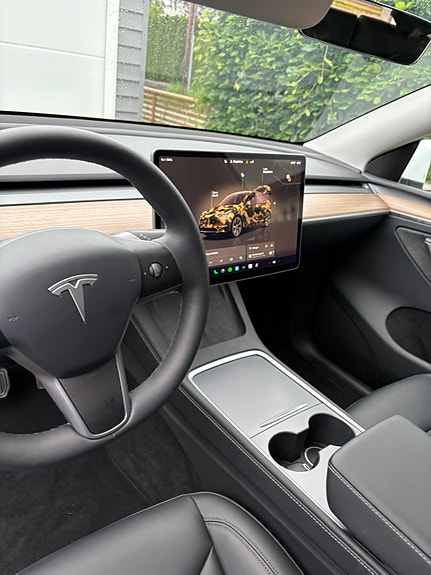 Tesla Model Y 7 of 10