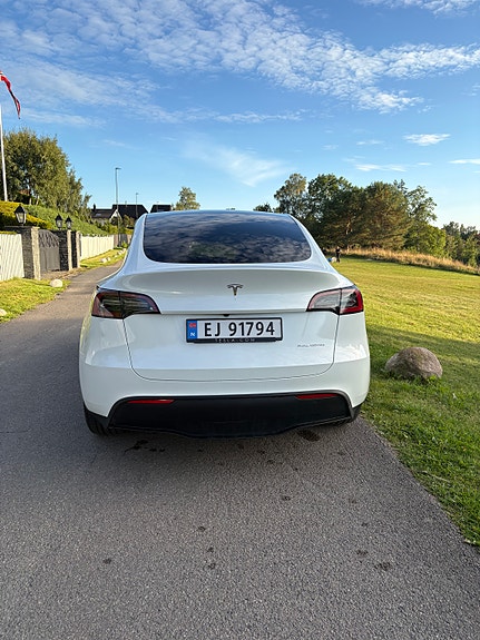 Tesla Model Y 4 of 10