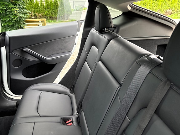 Tesla Model Y 8 of 10