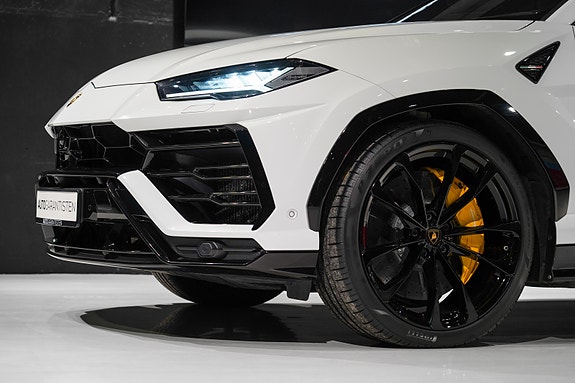 Lamborghini Urus 5 of 5