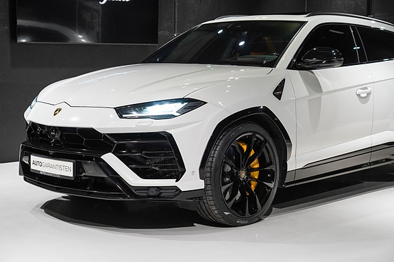 Lamborghini Urus 2 of 5