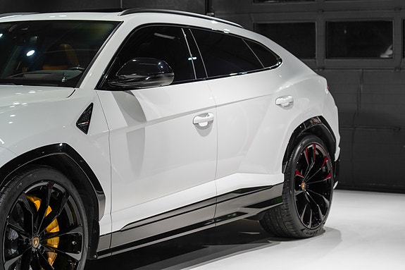 Lamborghini Urus 3 of 5