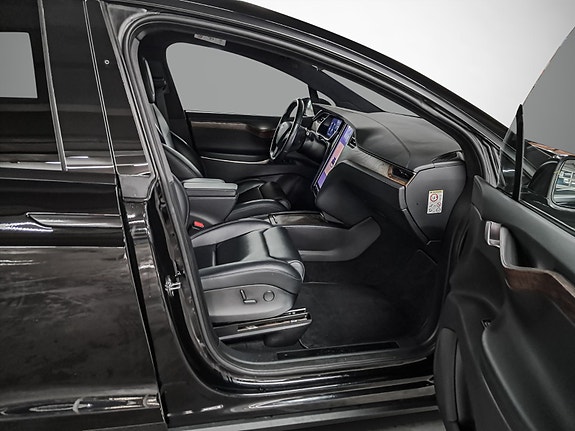 Tesla Model X 16 of 30