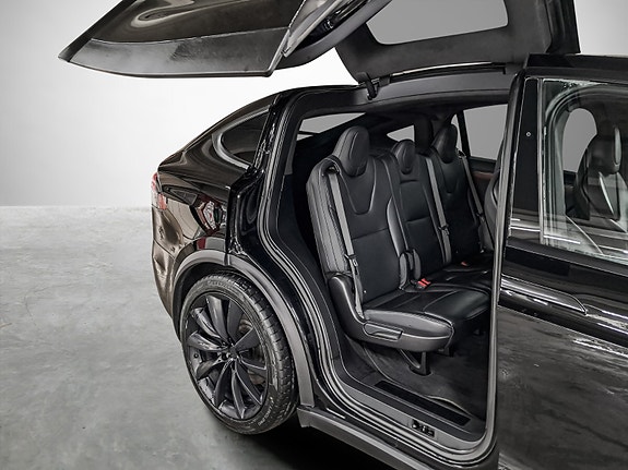 Tesla Model X 21 of 30