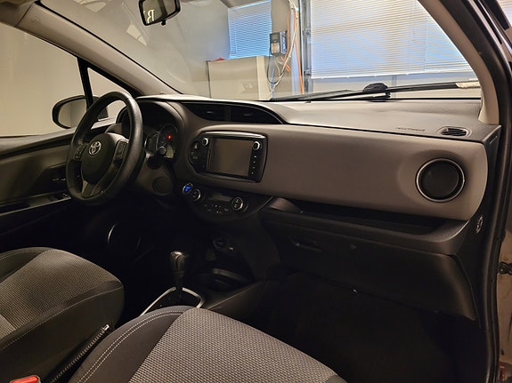 Toyota Yaris 12 of 24