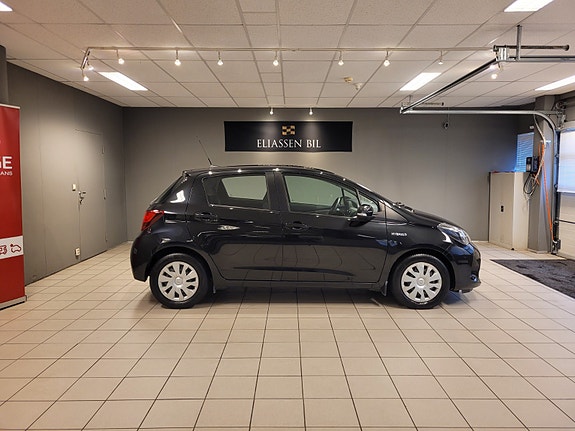Toyota Yaris 4 of 5