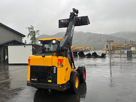 JCB 300 T4 2 of 5