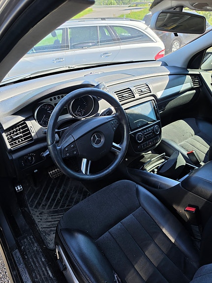 Mercedes-Benz R320 4 of 4