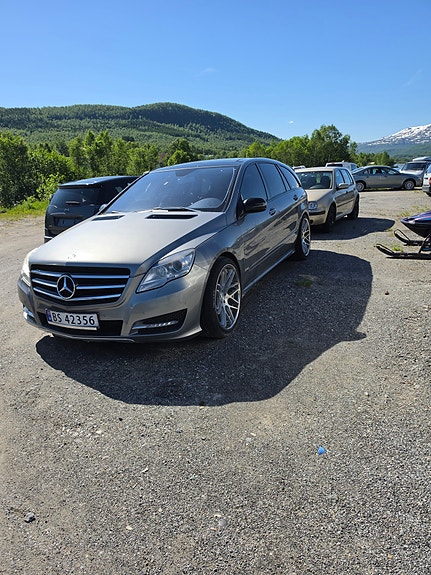 Mercedes-Benz R320 3 of 4