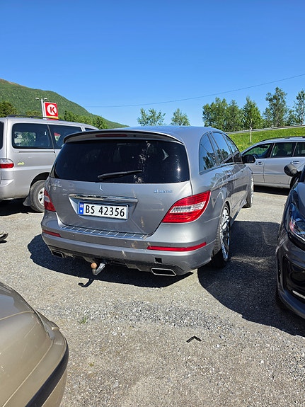 Mercedes-Benz R320 2 of 4