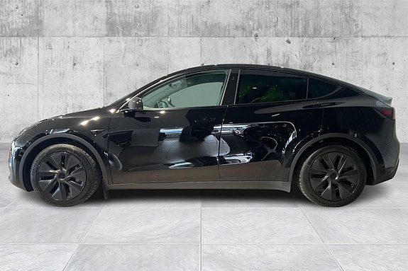Tesla Model Y 4 of 5