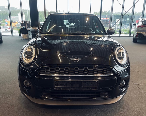 MINI Cooper SE 2 of 5