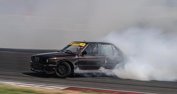 BMW 320i 2 of 10