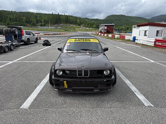 BMW 320i 4 of 10