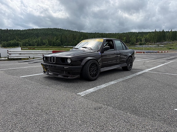 BMW 320i 3 of 10
