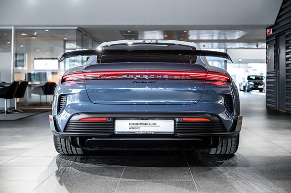 Porsche Taycan 9 of 30