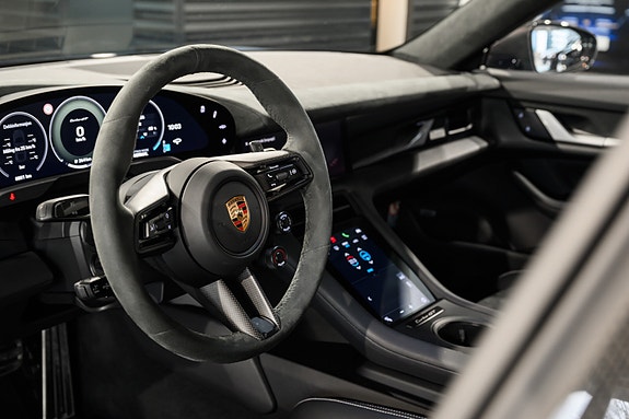 Porsche Taycan 21 of 30