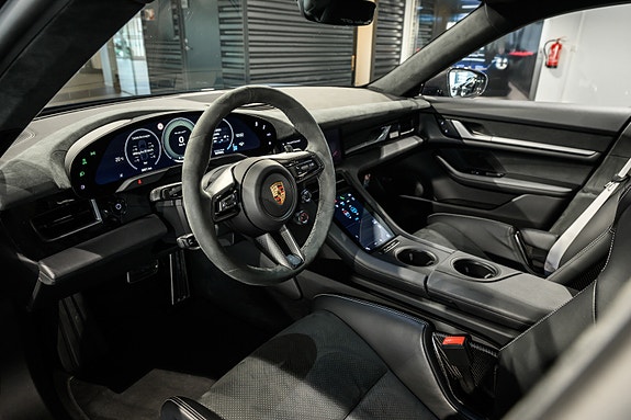 Porsche Taycan 19 of 30