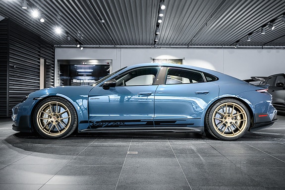 Porsche Taycan 3 of 30