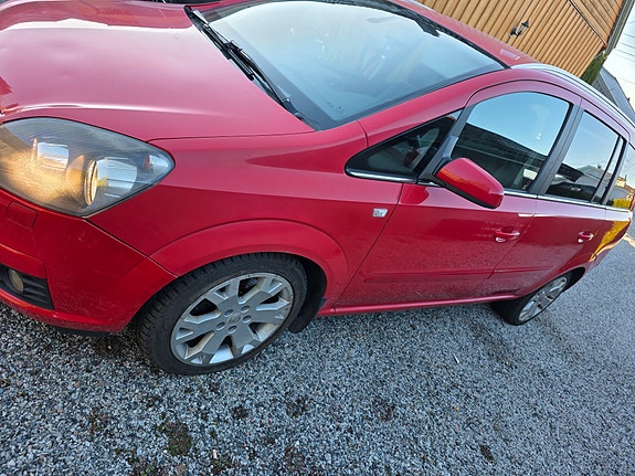 Opel Zafira 2 of 4