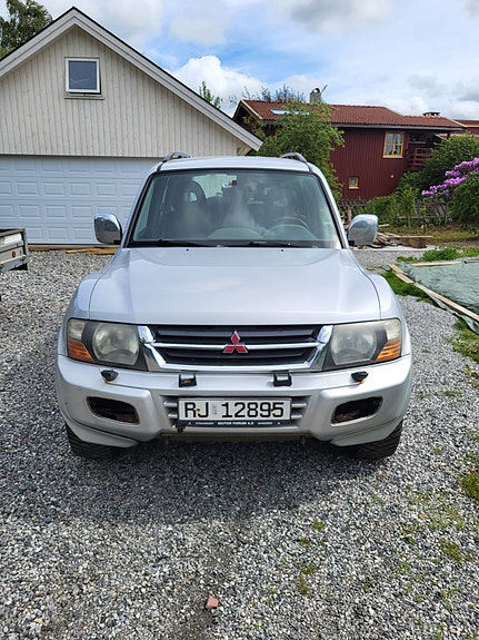 Mitsubishi Pajero 2 of 6