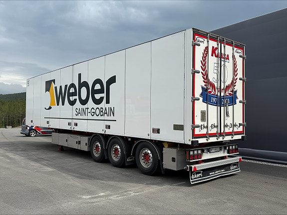 Ekeri FNA trailer med bommer og 2-temp. Løft på første og sving på siste aksel. 270 cm innvendig høyde. 413 cm utvendig høyde. Hel og pen trailer! 3 of 5