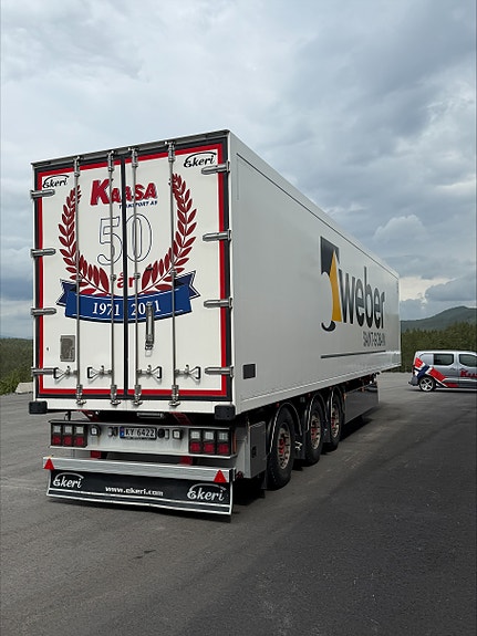 Ekeri FNA trailer med bommer og 2-temp. Løft på første og sving på siste aksel. 270 cm innvendig høyde. 413 cm utvendig høyde. Hel og pen trailer! 4 of 5
