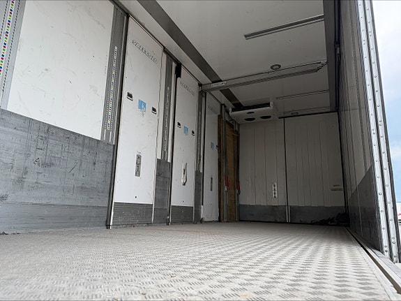 Ekeri FNA trailer med bommer og 2-temp. Løft på første og sving på siste aksel. 270 cm innvendig høyde. 413 cm utvendig høyde. Hel og pen trailer! 6 of 8