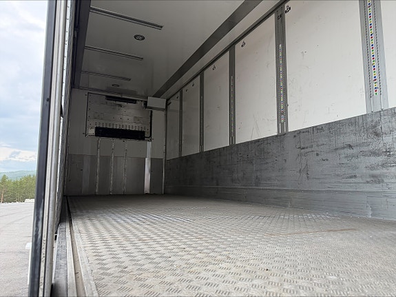 Ekeri FNA trailer med bommer og 2-temp. Løft på første og sving på siste aksel. 270 cm innvendig høyde. 413 cm utvendig høyde. Hel og pen trailer! 8 of 8
