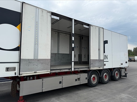 Ekeri FNA trailer med bommer og 2-temp. Løft på første og sving på siste aksel. 270 cm innvendig høyde. 413 cm utvendig høyde. Hel og pen trailer! 7 of 8