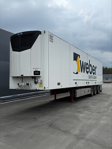 Ekeri FNA trailer med bommer og 2-temp. Løft på første og sving på siste aksel. 270 cm innvendig høyde. 413 cm utvendig høyde. Hel og pen trailer! 2 of 5