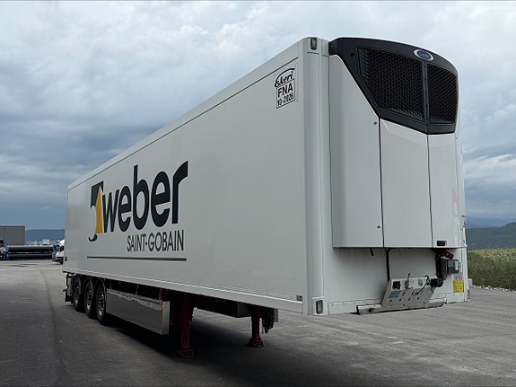 Ekeri FNA trailer med bommer og 2-temp. Løft på første og sving på siste aksel. 270 cm innvendig høyde. 413 cm utvendig høyde. Hel og pen trailer! 5 of 5