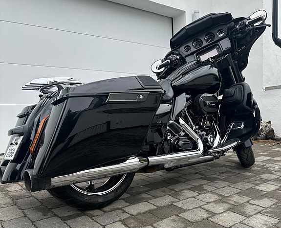 Harley-Davidson FLHXSE CVO Street Glide 4 of 5