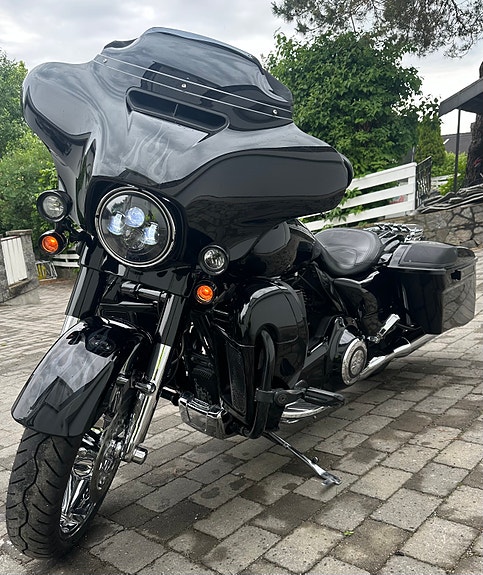 Harley-Davidson FLHXSE CVO Street Glide 2 of 5