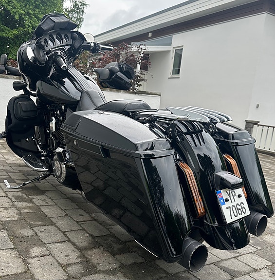 Harley-Davidson FLHXSE CVO Street Glide 5 of 5