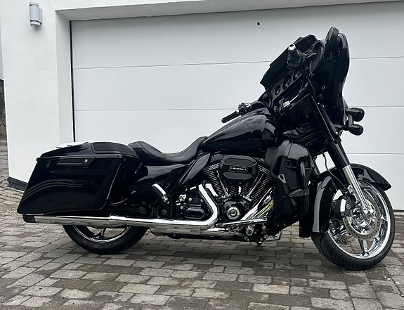 Harley-Davidson FLHXSE CVO Street Glide 3 of 5