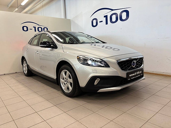 Volvo V40 Cross Country 2 of 5