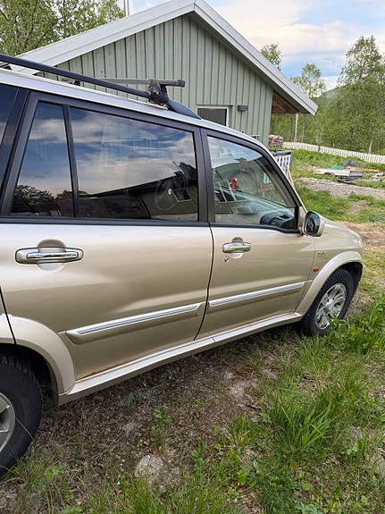 Suzuki Grand Vitara 2 of 4